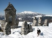 24 Cappelletta tra 'dolmen'